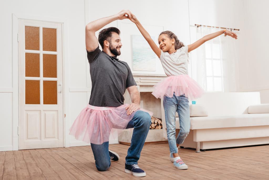 baile familiar en casa
 - Foto, Imagen