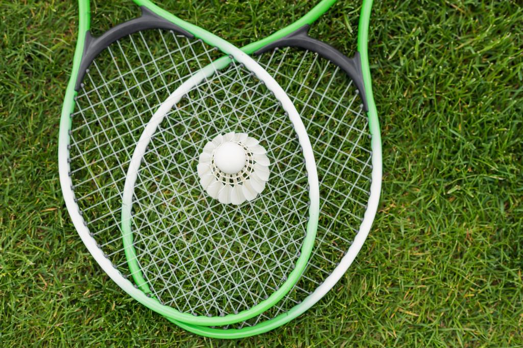 Shuttle op badminton rackets  - Foto, afbeelding