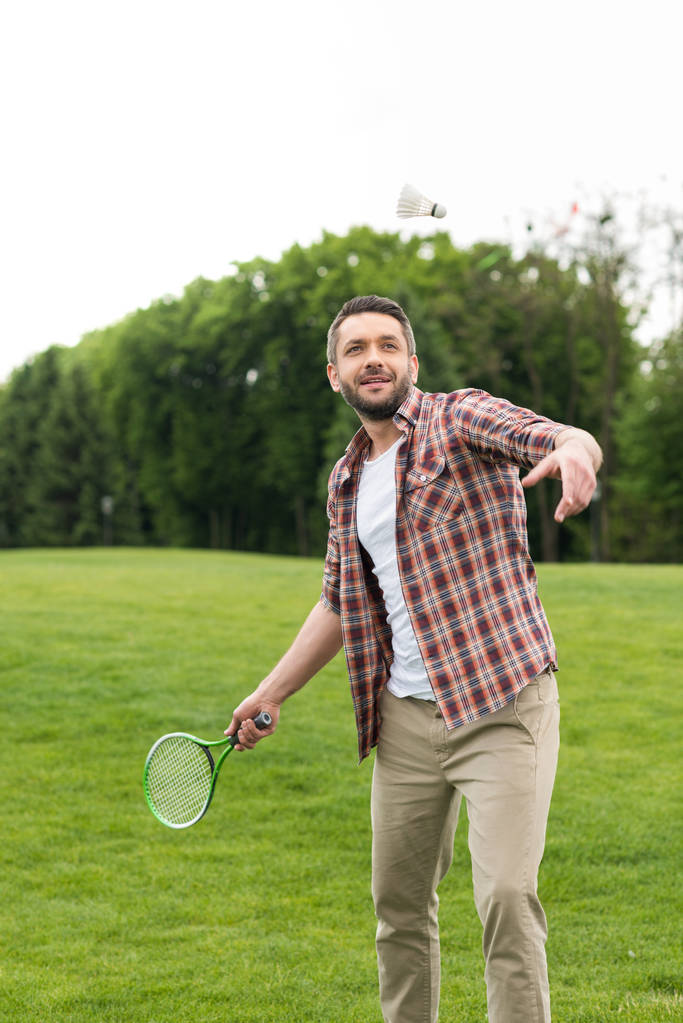 Homem a jogar badminton
   - Foto, Imagem