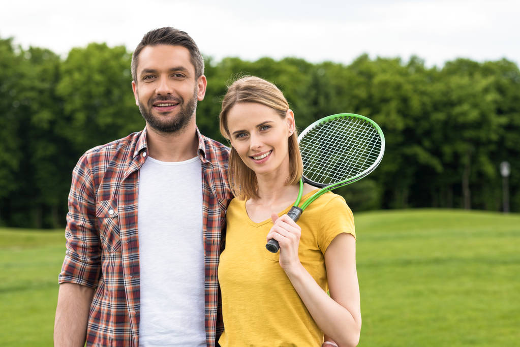 couple avec raquette de badminton
  - Photo, image