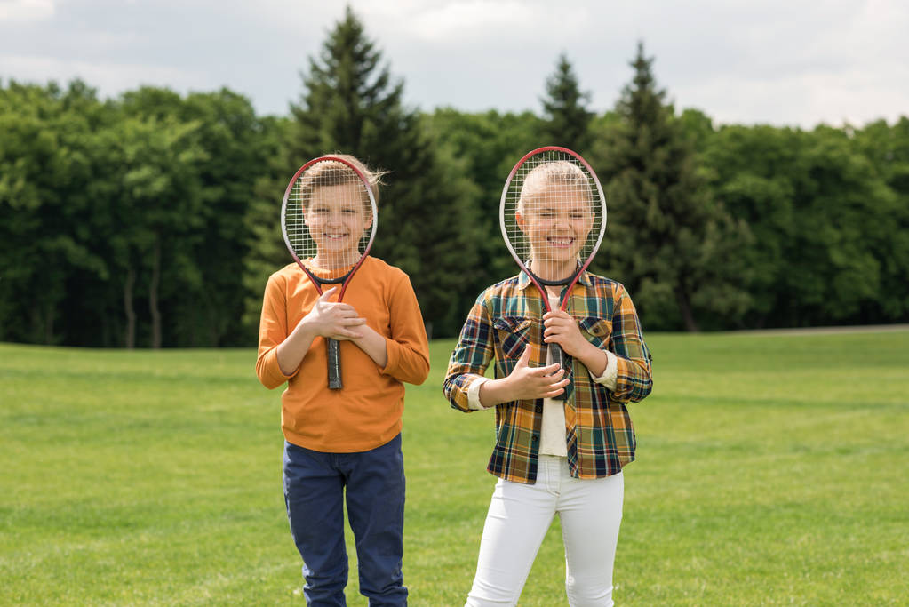 Kinder mit Badmintonschlägern  - Foto, Bild