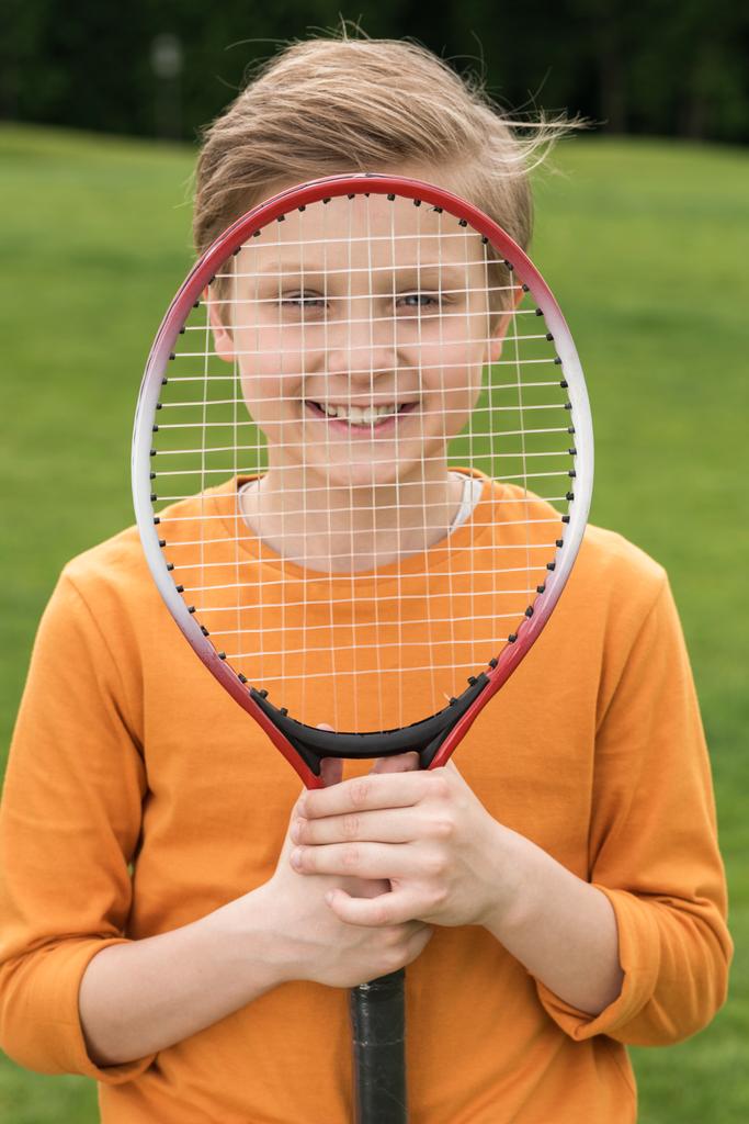 jongen met badminton racket  - Foto, afbeelding