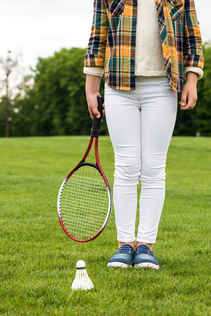 Menina com raquete de badminton
  - Foto, Imagem