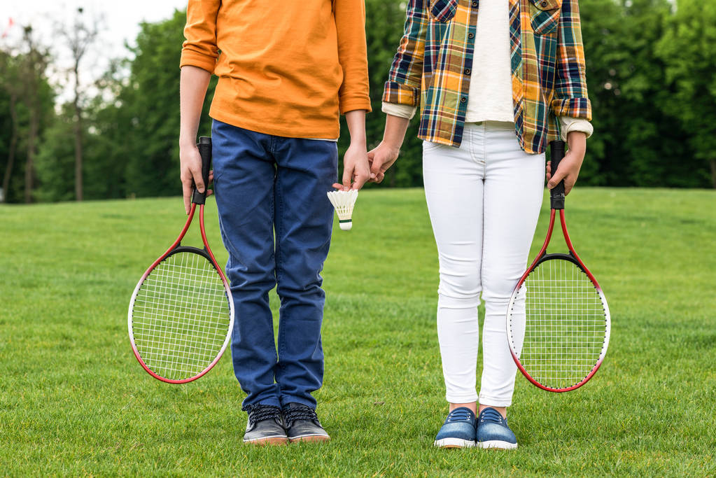 Dzieci z badminton rakiety  - Zdjęcie, obraz