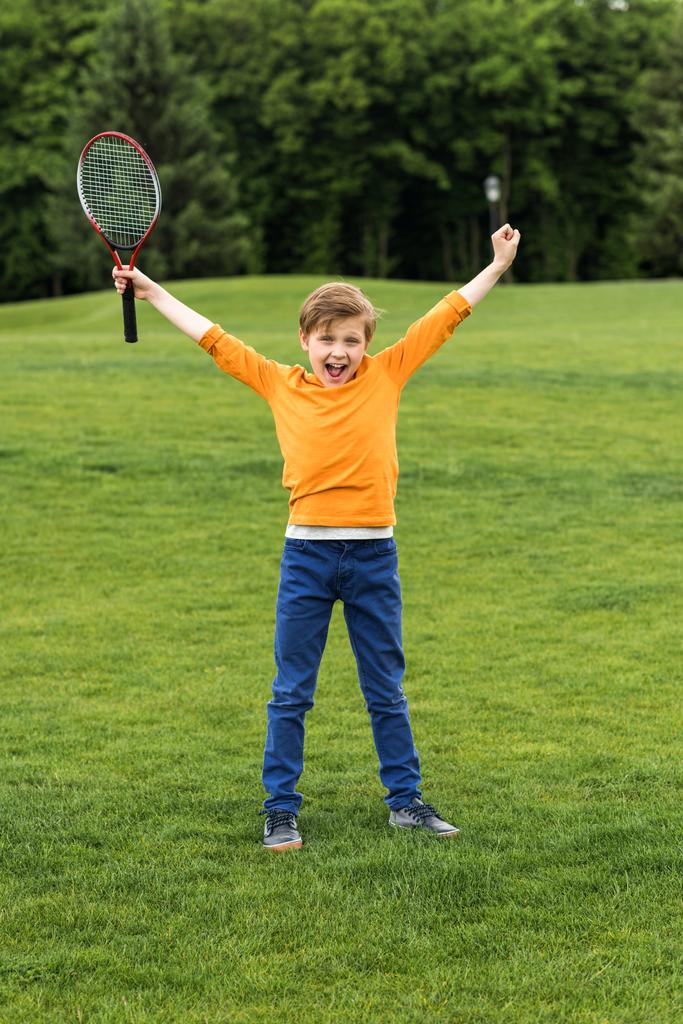 Garçon avec raquette de badminton
  - Photo, image