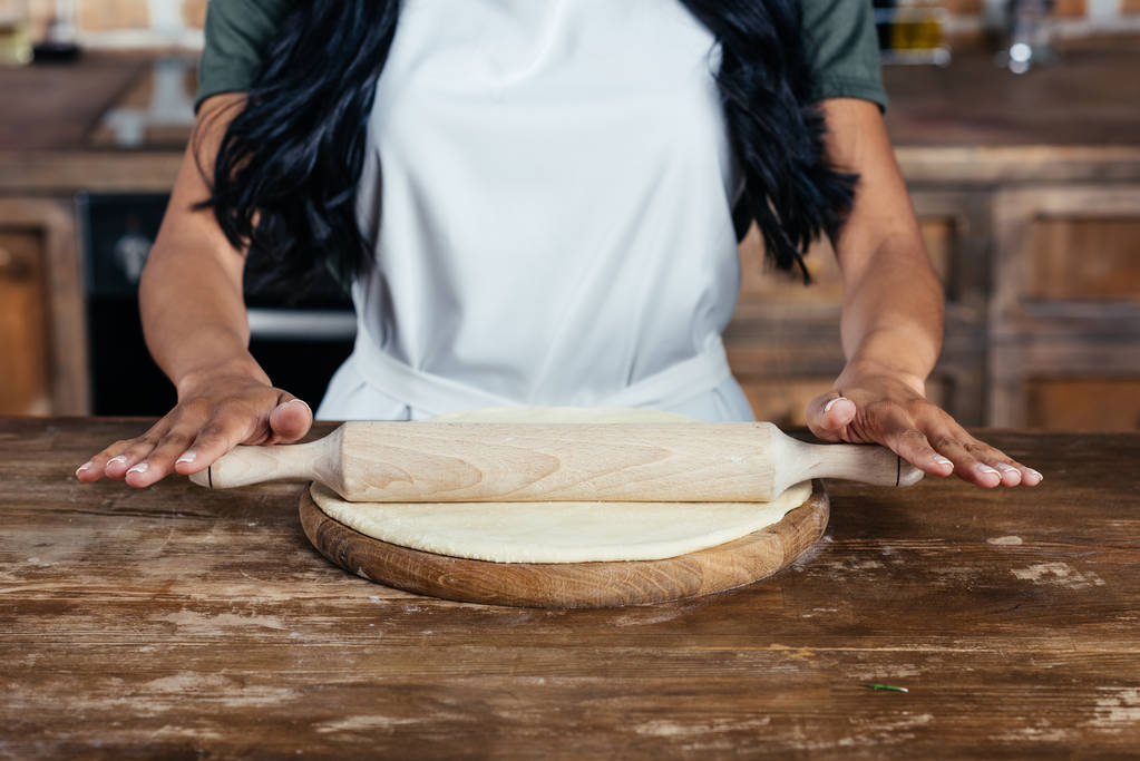 Жінка прокатки тісто
  - Фото, зображення