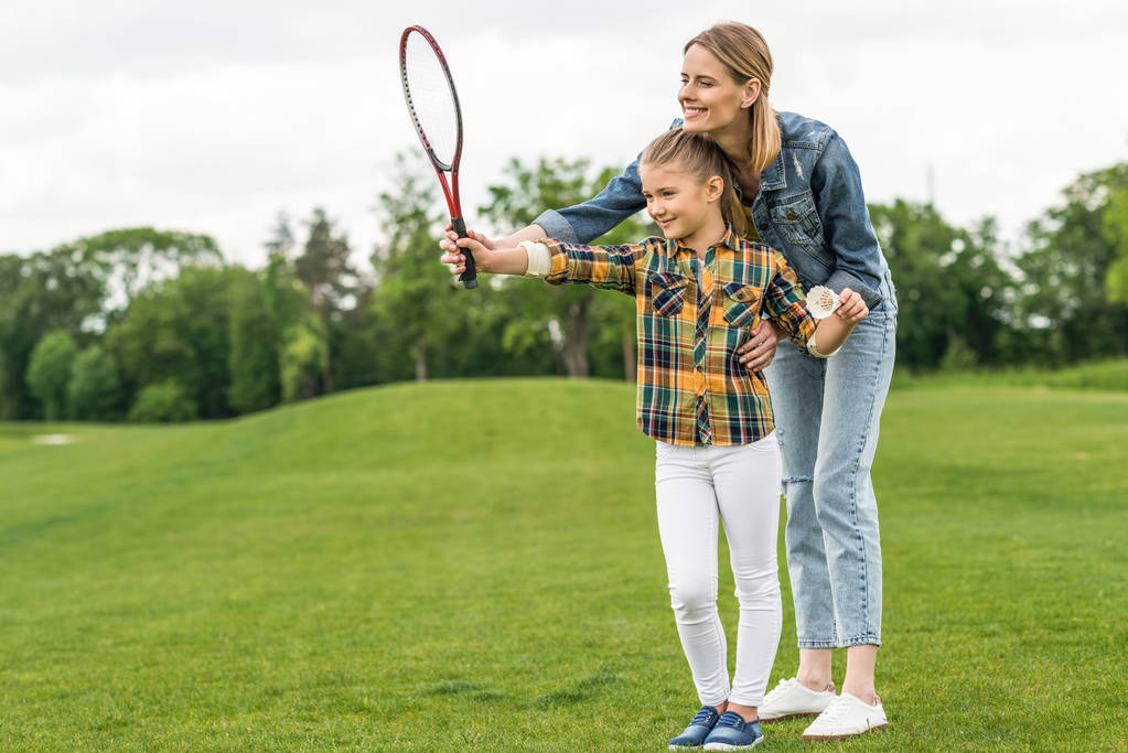 rodina hrát badminton  - Fotografie, Obrázek