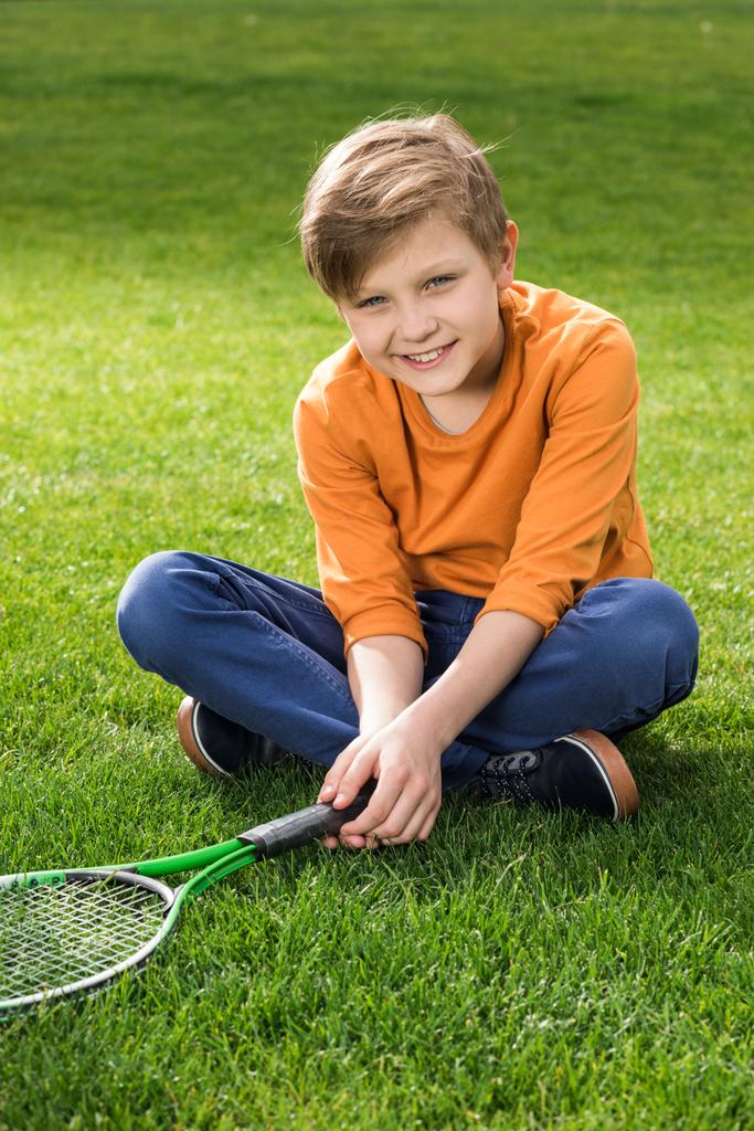 jongen met badminton racket  - Foto, afbeelding