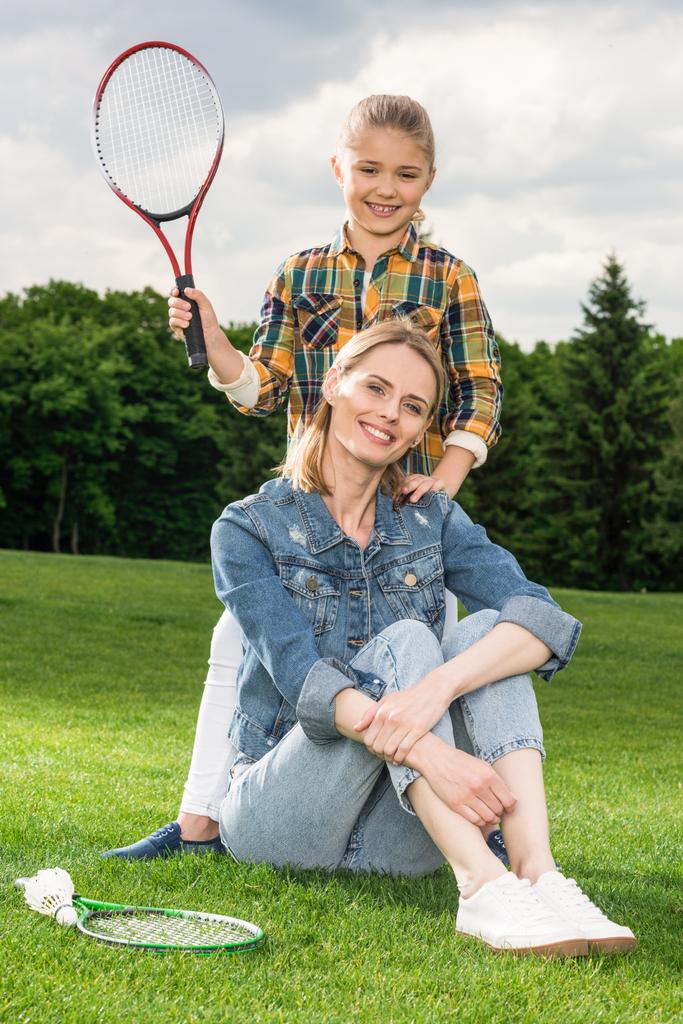 famiglia con racchette da badminton
  - Foto, immagini