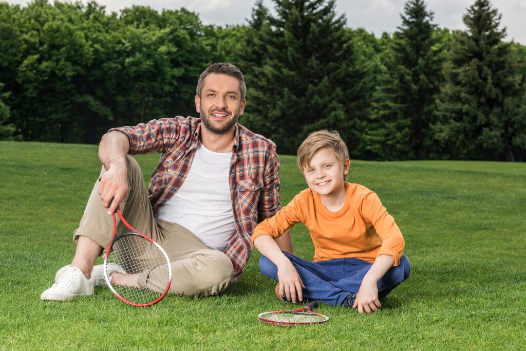 badminton raketleri ile aile  - Fotoğraf, Görsel