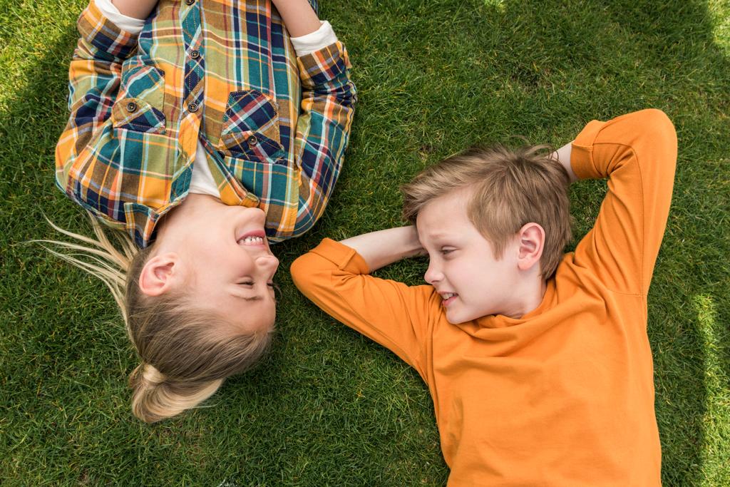 děti leží na trávě - Fotografie, Obrázek