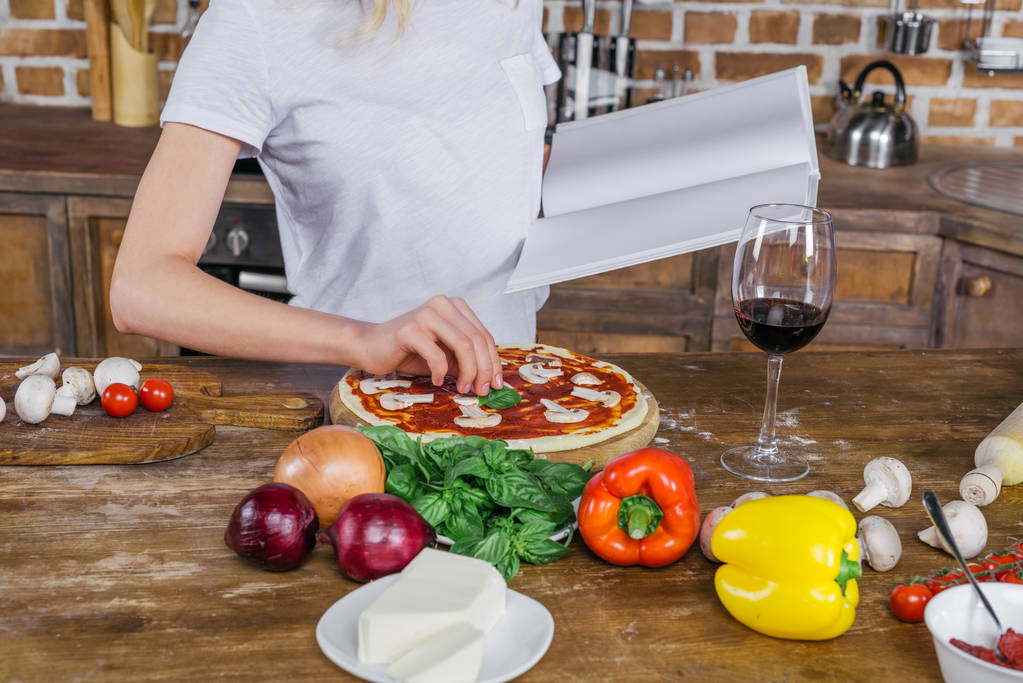 Pizzaa valmistava nainen
  - Valokuva, kuva