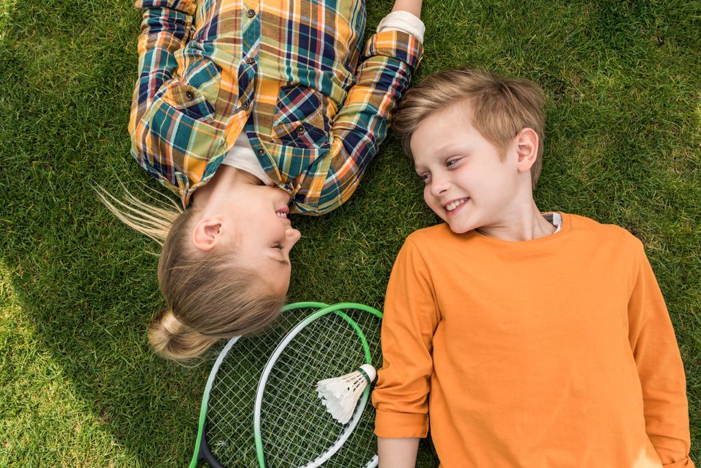 kinderen met badminton rackets - Foto, afbeelding