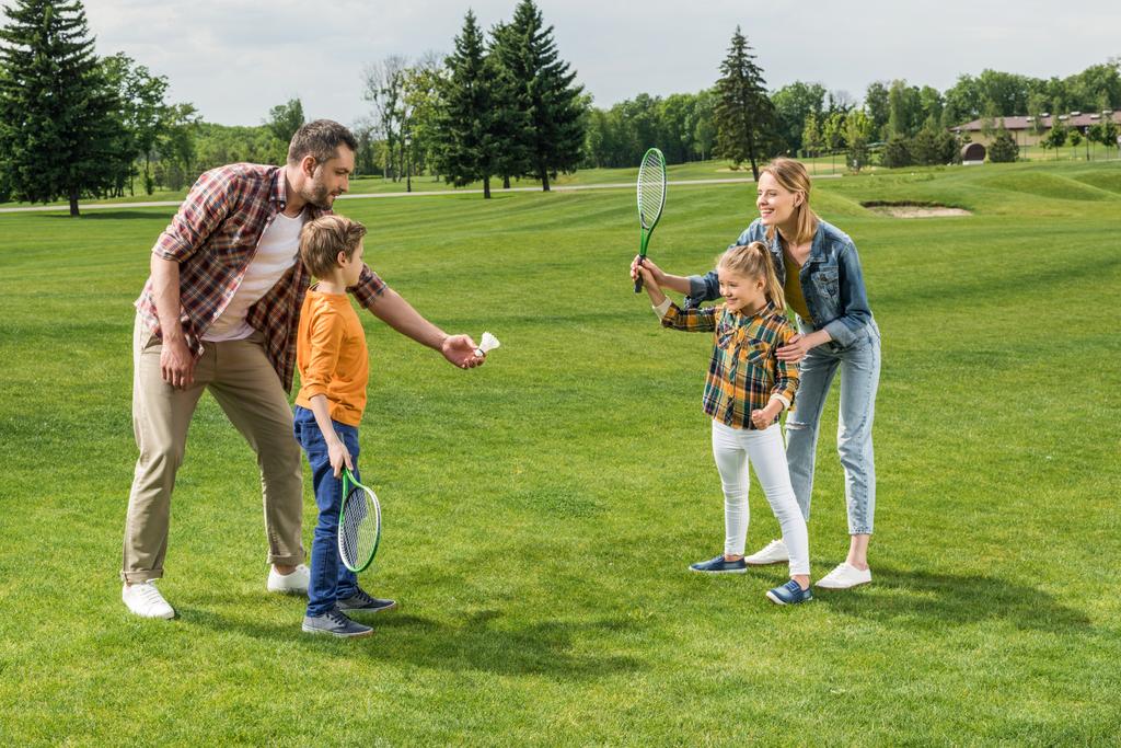 rodina hrát badminton - Fotografie, Obrázek