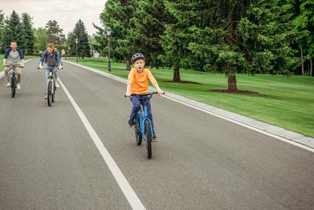 Poika ratsastus polkupyörällä
 - Valokuva, kuva