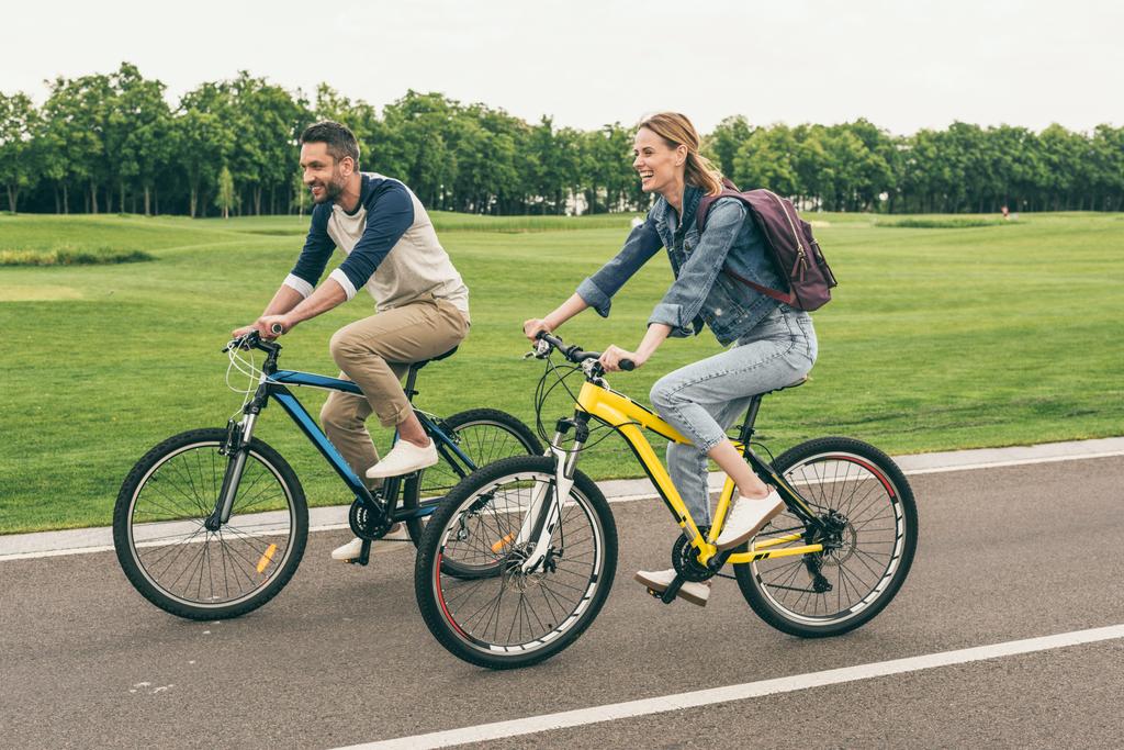 Paar fährt Fahrrad - Foto, Bild