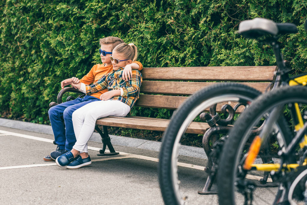 niños con bicicletas en el parque
 - Foto, imagen