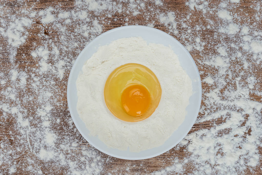 mąki i surowe jajko  - Zdjęcie, obraz