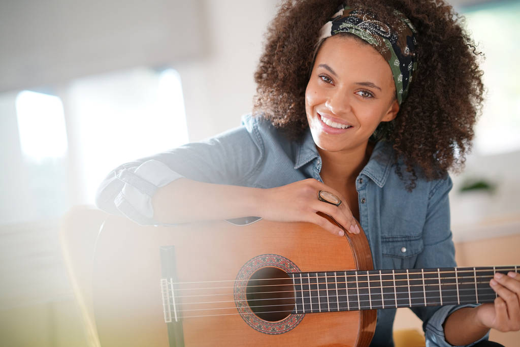 Девушка играет на гитаре - Фото, изображение
