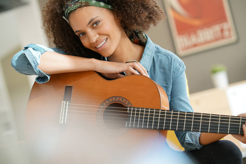 Κορίτσι που παίζει κιθάρα - Φωτογραφία, εικόνα