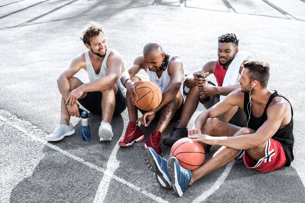 basketbalspelers op Hof - Foto, afbeelding