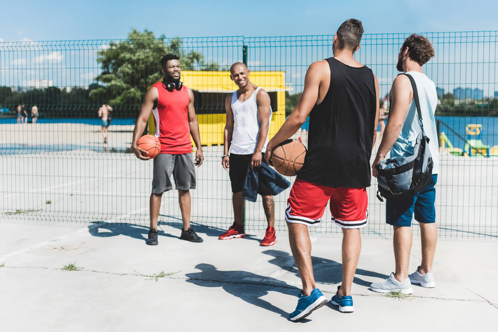basketbalový tým na kurtu - Fotografie, Obrázek