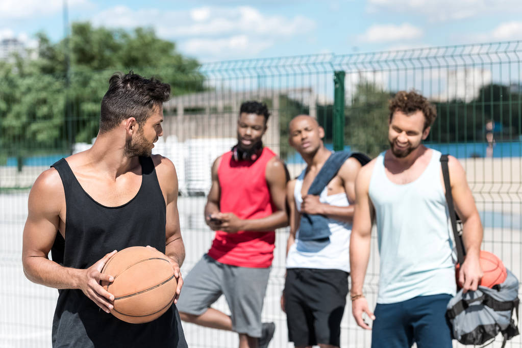 equipo multicultural de baloncesto
 - Foto, Imagen