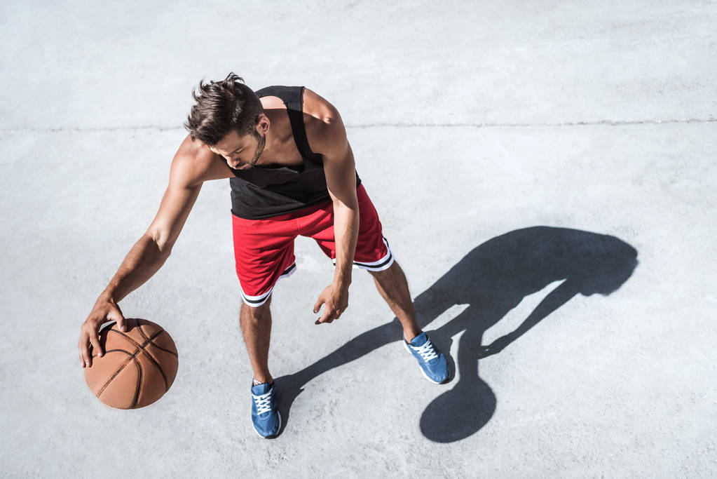 Basketballspieler mit Ball - Foto, Bild