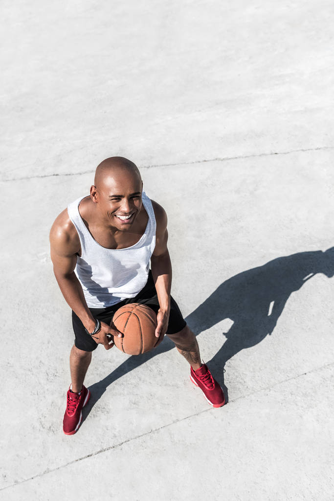 jugador de baloncesto con pelota  - Foto, imagen