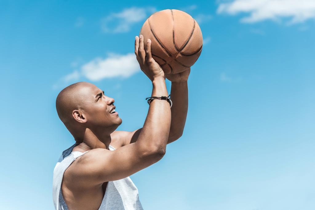 Mann spielt Basketball  - Foto, Bild