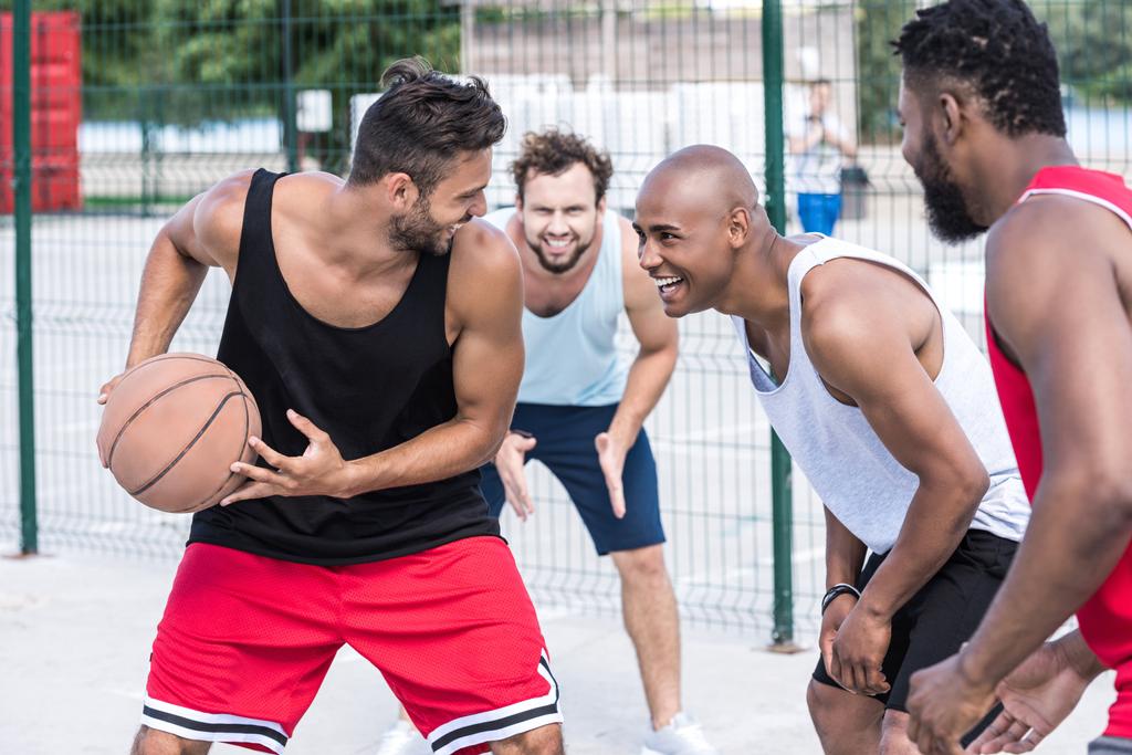 Мужчины играют в баскетбол
 - Фото, изображение