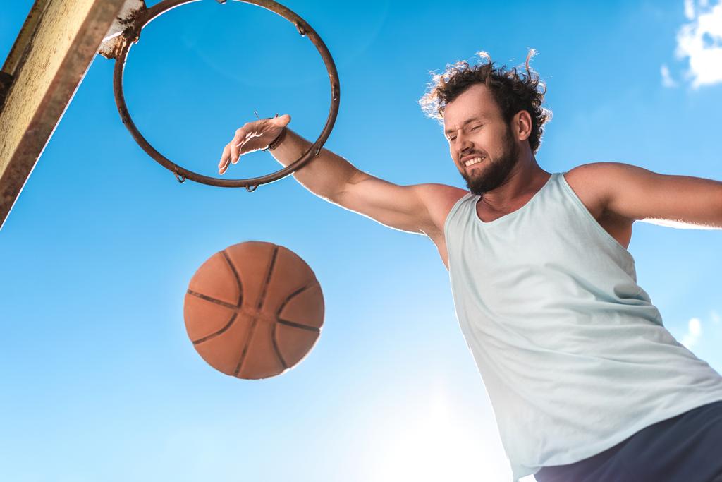 hombre jugando baloncesto - Foto, imagen