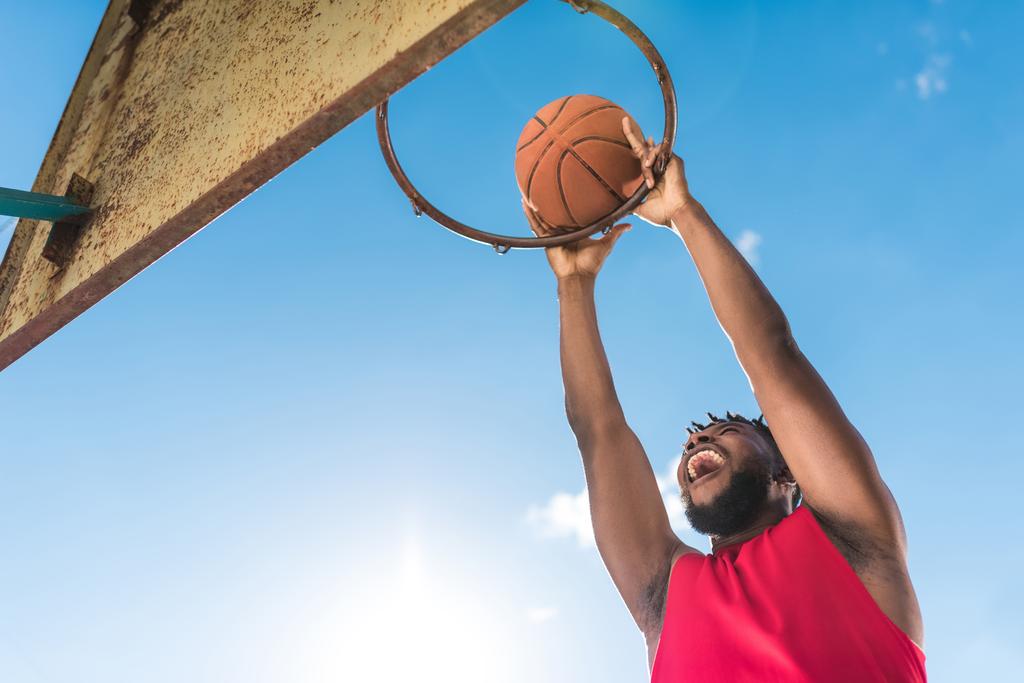 アフリカ系アメリカ人のバスケット ボール選手 - 写真・画像