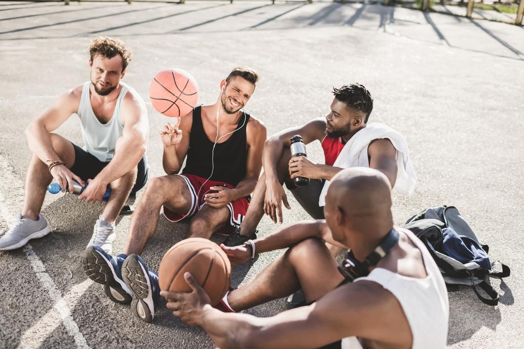 equipo multiétnico de baloncesto
 - Foto, imagen