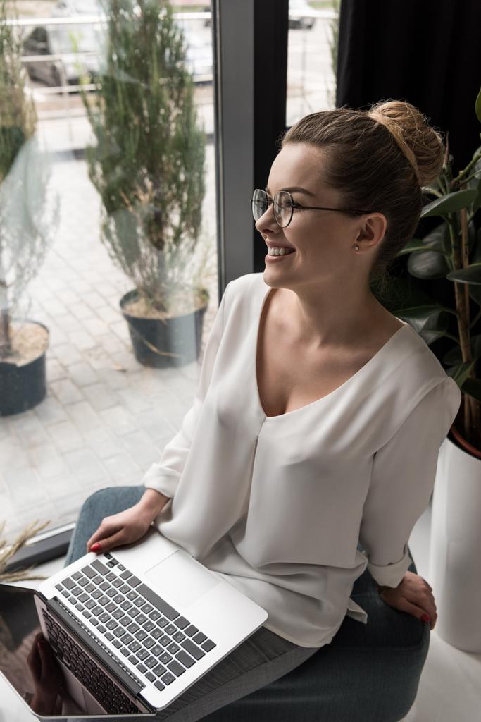 Bizneswoman z laptopem w biurze - Zdjęcie, obraz
