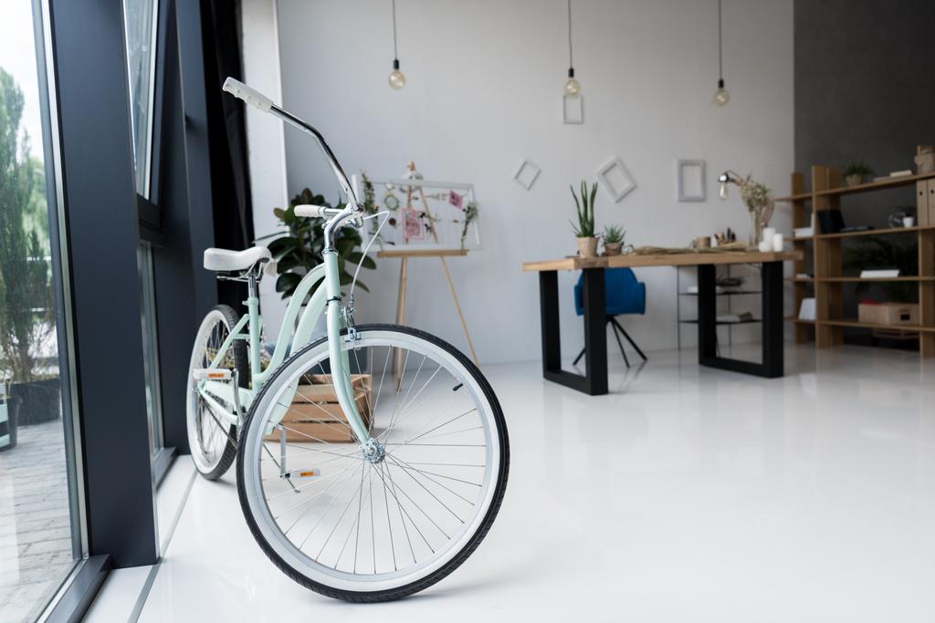bicicleta en la oficina creativa
   - Foto, Imagen