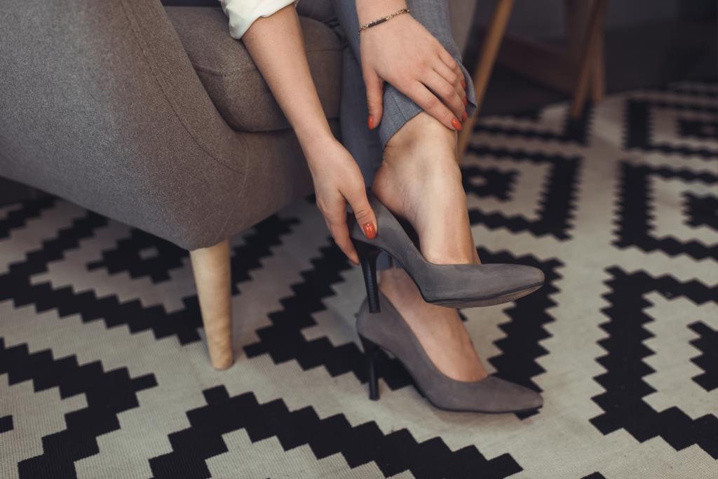 женские ноги на каблуках
  - Фото, изображение