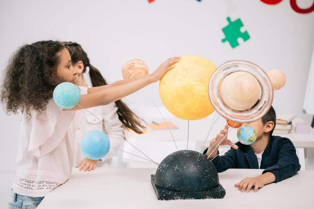 Schoolkinderen met zonnestelsel   - Foto, afbeelding