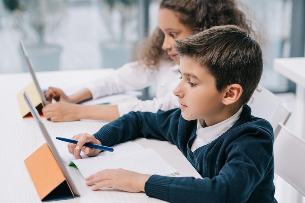 Schoolkids tanul, digitális tabletta - Fotó, kép