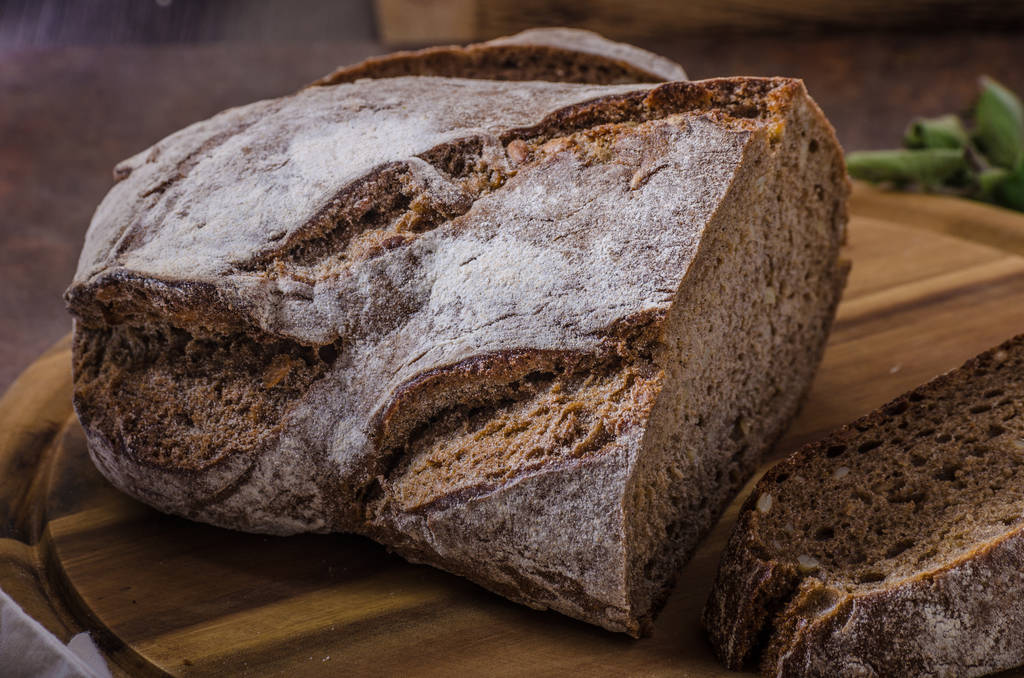 Rántotta, teljes kiőrlésű kenyér - Fotó, kép