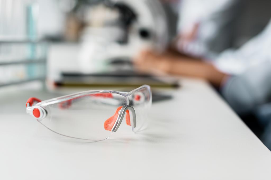 Occhiali protettivi sul tavolo da laboratorio
 - Foto, immagini