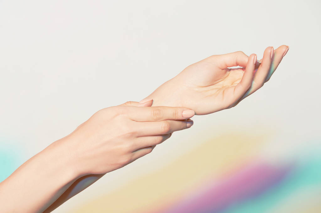 Руки молодой женщины - Фото, изображение