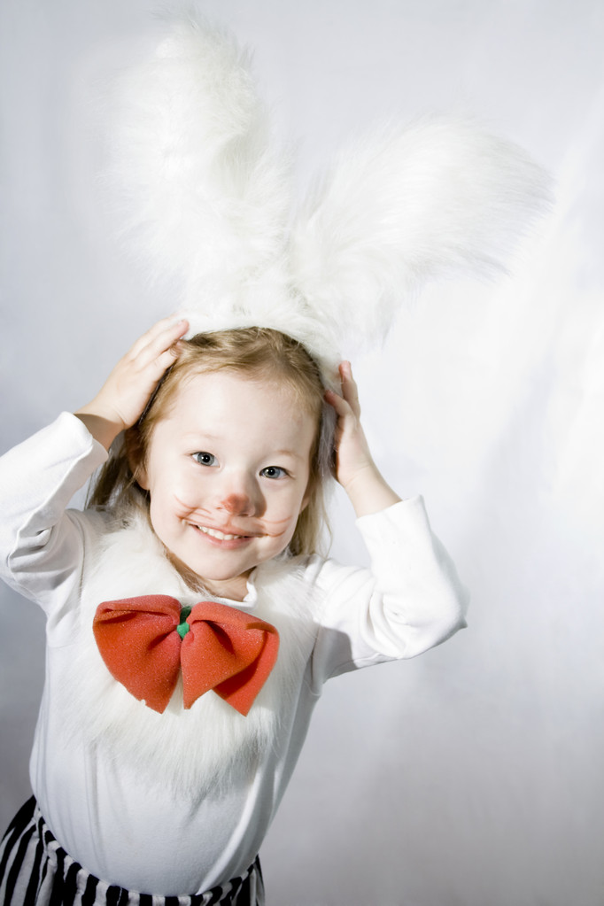 Menina em um traje de coelho branco downy
. - Foto, Imagem