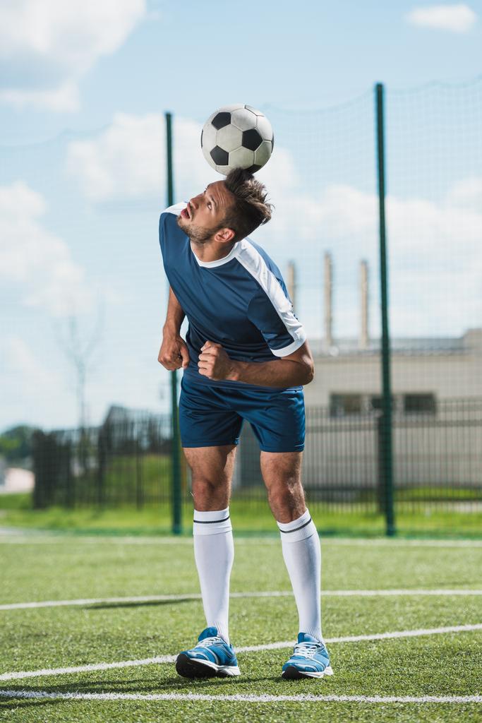 Jugador de fútbol con pelota
 - Foto, Imagen