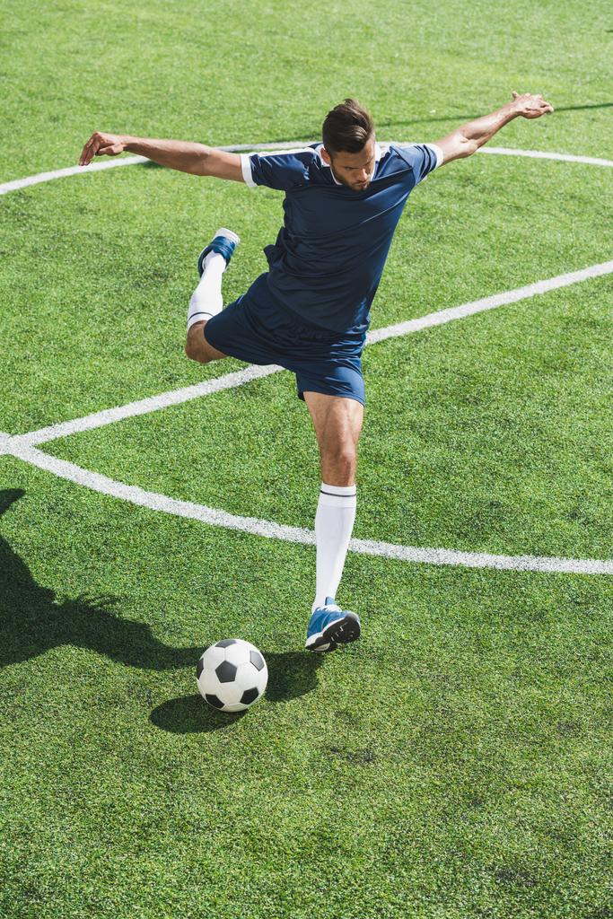 サッカー ボールを持つプレイヤー - 写真・画像