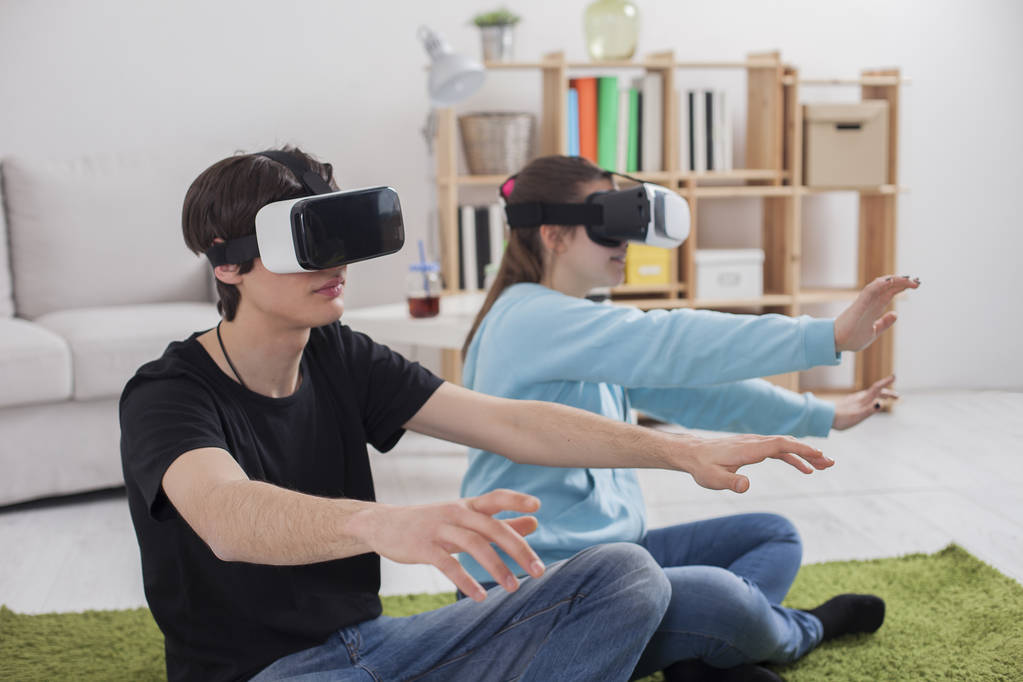 Realidad virtual. Adolescentes con gafas virtuales están jugando en la l
 - Foto, imagen