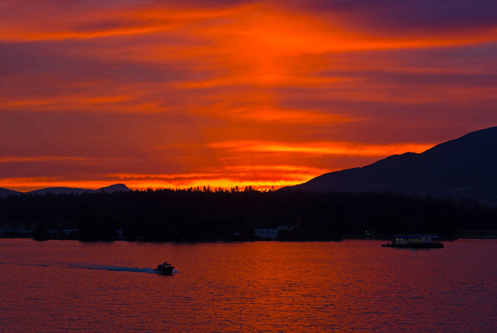 scharlachroter Sonnenuntergang über der Stadt Vancouver, BC, Kanada.  - Foto, Bild