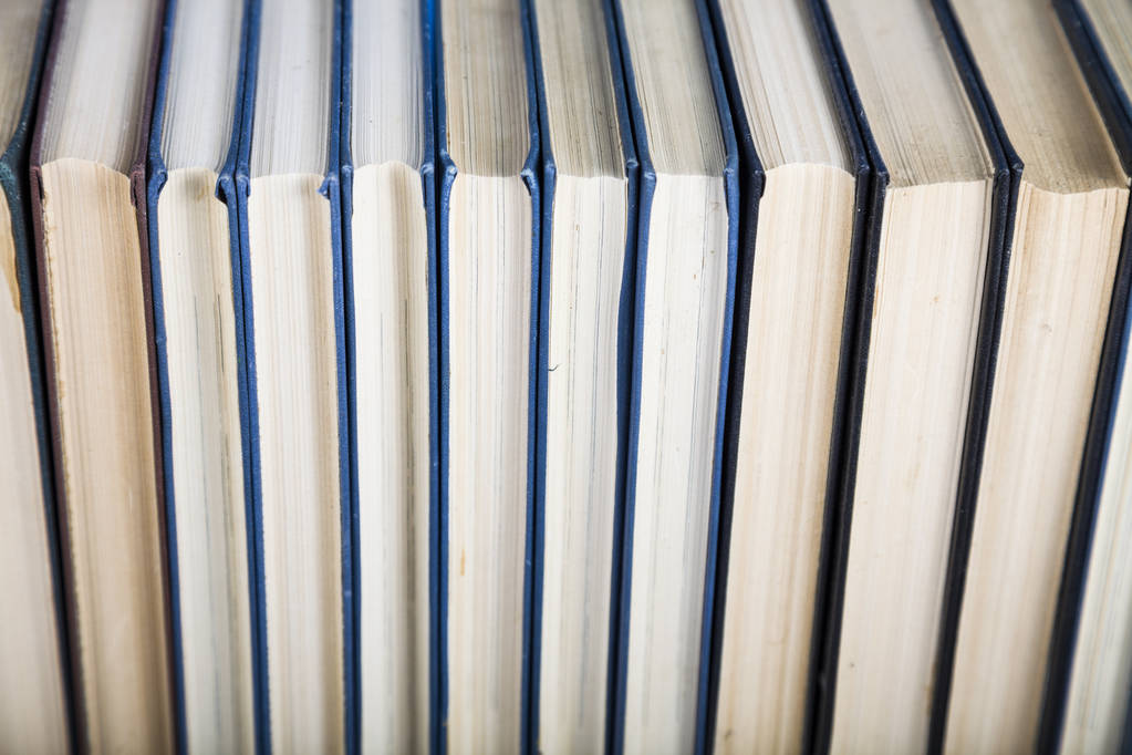 Bücherstapel auf blauem Hintergrund.  - Foto, Bild