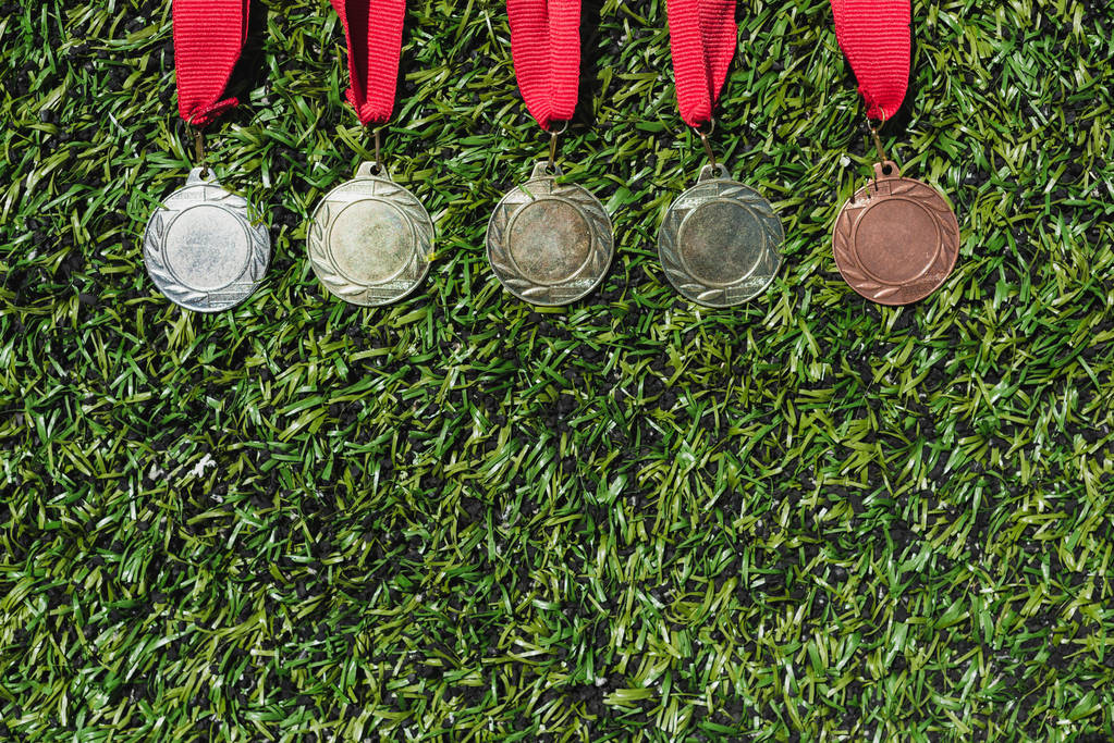 diverse medailles op gras - Foto, afbeelding