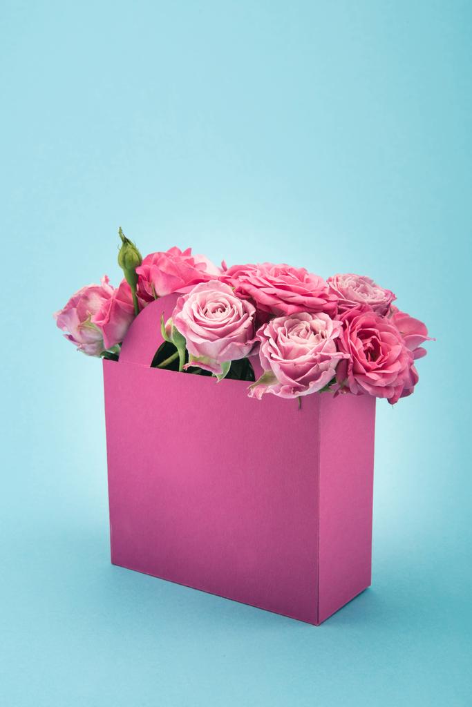 Rózsaszín rózsák papírdobozban - Fotó, kép
